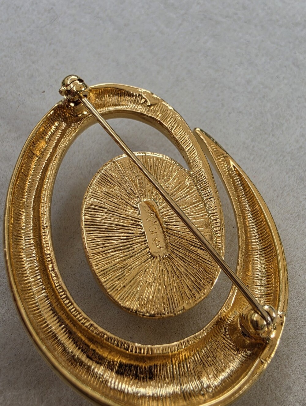 Monet: Gold-Tone Brooch with Faux Pearl Center - Picture 4 of 8